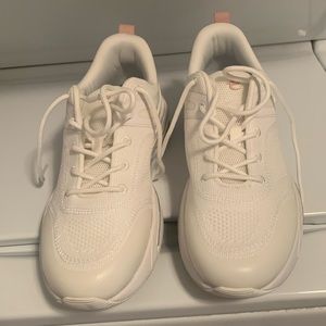 Worn once ladies, size 9, easy spirit, tennis shoes great for walking